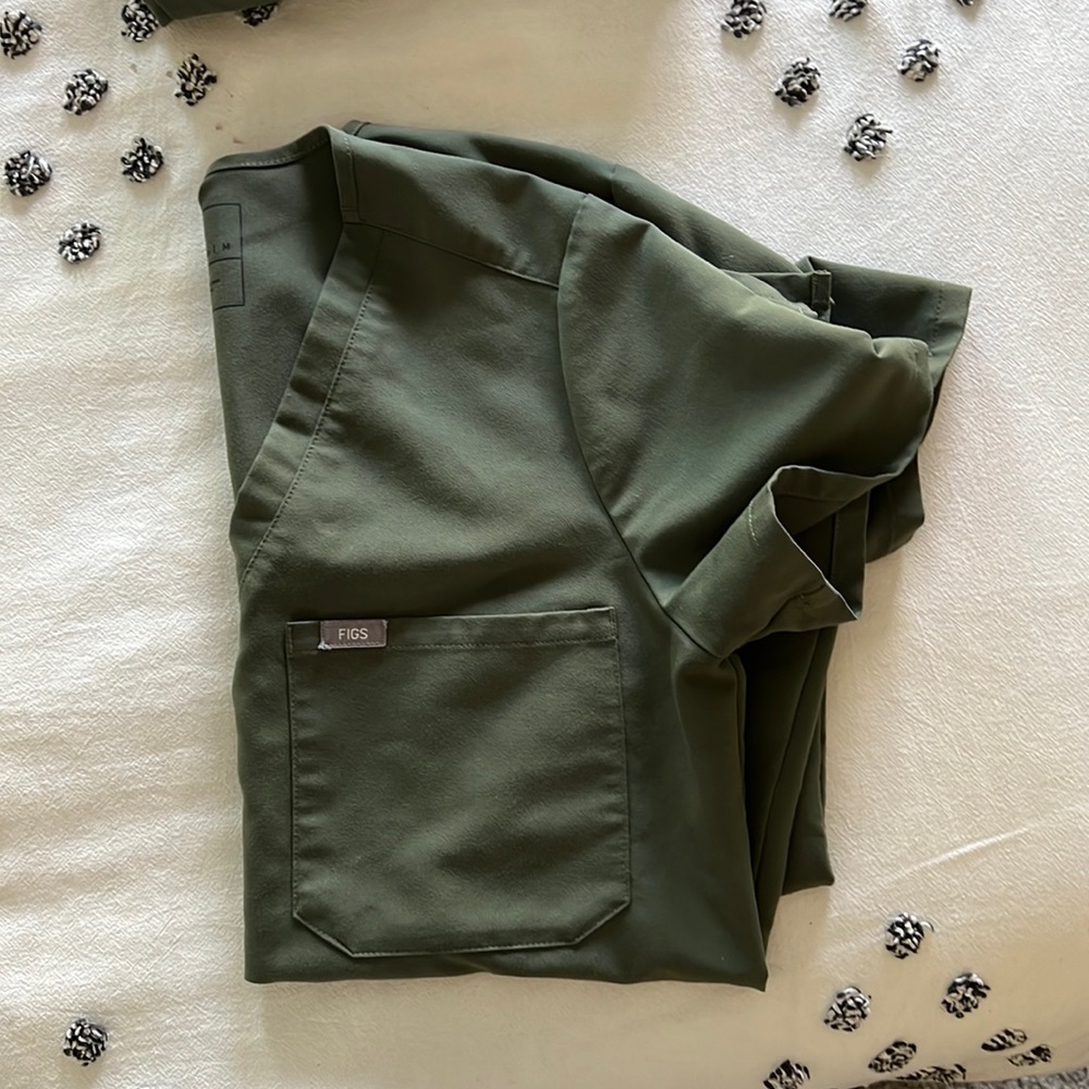 Catarina 1 pocket scrub top in Moss